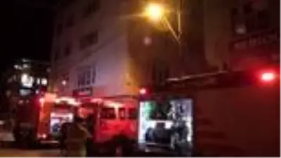 İzmir'de çatıda çıkan yangın söndürüldü İzmir'de çatıda çıkan yangın söndürüldü