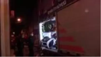 İzmir'de çatıda çıkan yangın söndürüldü İzmir'de çatıda çıkan yangın söndürüldü