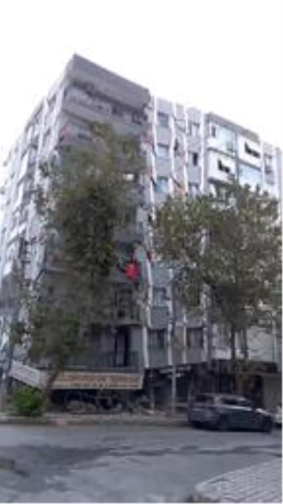 izmir de depremde 7 katli binanin cokme ani kamerada