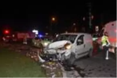 İzmir'de hafif ticari araç otomobile çarptı 1'i ağır 4 yaralı İzmir'de hafif ticari araç otomobile çarptı 1'i ağır 4 yaralı
