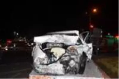 İzmir'de hafif ticari araç otomobile çarptı 1'i ağır 4 yaralı İzmir'de hafif ticari araç otomobile çarptı 1'i ağır 4 yaralı