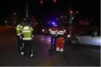 İzmir'de hafif ticari araç otomobile çarptı 1'i ağır 4 yaralı İzmir'de hafif ticari araç otomobile çarptı 1'i ağır 4 yaralı