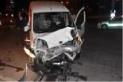 İzmir'de hafif ticari araç otomobile çarptı 1'i ağır 4 yaralı İzmir'de hafif ticari araç otomobile çarptı 1'i ağır 4 yaralı