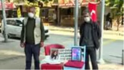 Son dakika gündem: İzmir'de HDP önündeki evlat nöbetine bir baba daha katıldı Son dakika gündem: İzmir'de HDP önündeki evlat nöbetine bir baba daha katıldı