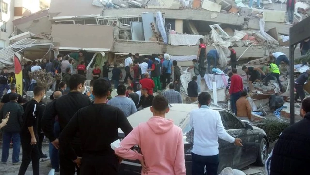 İzmir'de zamana karşı yarış! Kurtarma ekipleri ve vatandaşlar enkazda çalışıyor