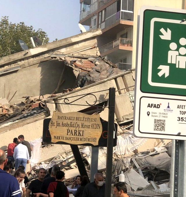 İzmir'de zamana karşı yarış! Kurtarma ekipleri ve vatandaşlar enkazda çalışıyor