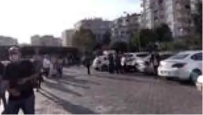 Son dakika haber... İzmir'deki deprem - Bayraklı'da yıkılan binalar önünde güvenlik önlemi alındı Son dakika haber... İzmir'deki deprem - Bayraklı'da yıkılan binalar önünde güvenlik önlemi alındı