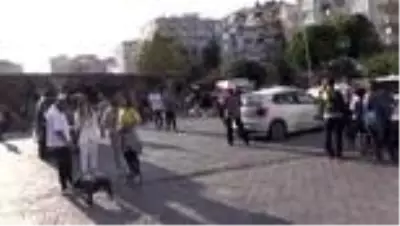 Son dakika haber... İzmir'deki deprem - Bayraklı'da yıkılan binalar önünde güvenlik önlemi alındı Son dakika haber... İzmir'deki deprem - Bayraklı'da yıkılan binalar önünde güvenlik önlemi alındı