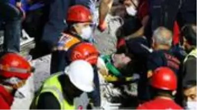 İzmir'deki depremde enkaz altında kalan 28 yaşındaki futbolcu kurtarıldı İzmir'deki depremde enkaz altında kalan 28 yaşındaki futbolcu kurtarıldı