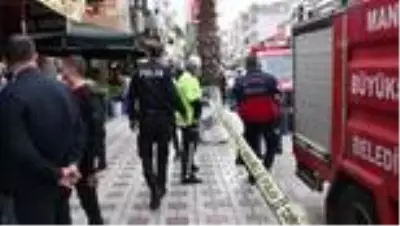 İzmir'deki depremin ardından Manisa'da bir apartman tahliye edildi İzmir'deki depremin ardından Manisa'da bir apartman tahliye edildi