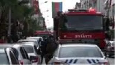 İzmir'deki depremin ardından Manisa'da bir apartman tahliye edildi İzmir'deki depremin ardından Manisa'da bir apartman tahliye edildi