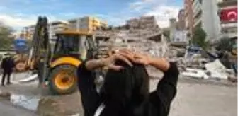 İzmir'deki şiddetli depremin ardından enkaz altında kalan bir kişi, mesajla yardım istedi İzmir'deki şiddetli depremin ardından enkaz altında kalan bir kişi, mesajla yardım istedi