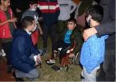 İzmir depremi sonrası Kuşadası geceyi sokakta geçiriyor İzmir depremi sonrası Kuşadası geceyi sokakta geçiriyor