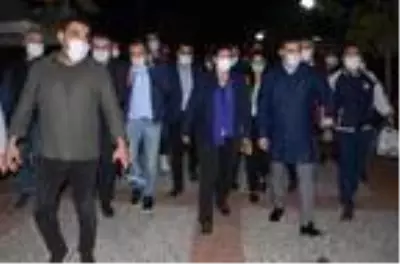 İzmir depremi sonrası Kuşadası geceyi sokakta geçiriyor İzmir depremi sonrası Kuşadası geceyi sokakta geçiriyor