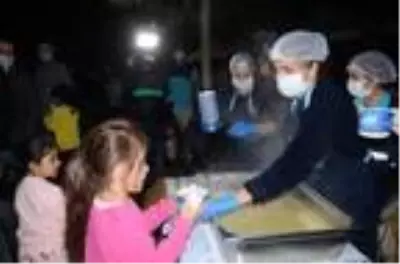 İzmir depremi sonrası Kuşadası geceyi sokakta geçiriyor İzmir depremi sonrası Kuşadası geceyi sokakta geçiriyor