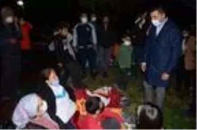 İzmir depremi sonrası Kuşadası geceyi sokakta geçiriyor İzmir depremi sonrası Kuşadası geceyi sokakta geçiriyor