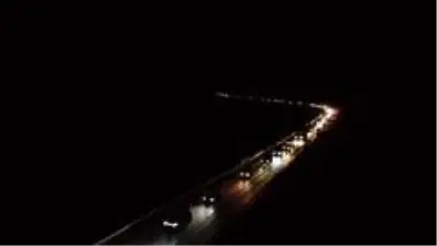 İzmir'e gitmekte ısrar eden sürücüler kente girişleri tıkadı İzmir'e gitmekte ısrar eden sürücüler kente girişleri tıkadı
