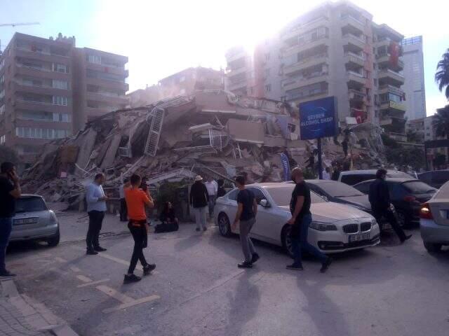 İzmir'i sallayan depremde bazı binalar yıkıldı! Gelen görüntüler korkunç