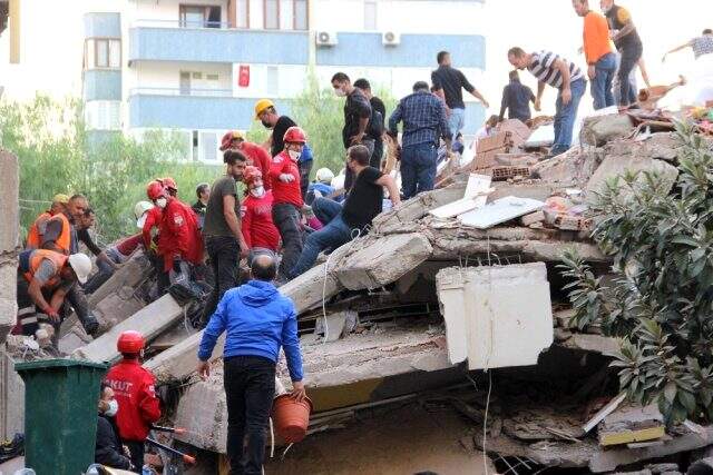 İzmir'in Bayraklı ilçesinde 4 kişi daha enkaz altından çıkarıldı