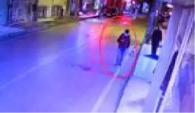 Kontrolden çıkan kamyonet yolda yürüyen genci böyle ezdi Kontrolden çıkan kamyonet yolda yürüyen genci böyle ezdi