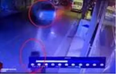 Kontrolden çıkan kamyonet yolda yürüyen genci böyle ezdi Kontrolden çıkan kamyonet yolda yürüyen genci böyle ezdi