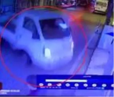 Kontrolden çıkan kamyonet yolda yürüyen genci böyle ezdi Kontrolden çıkan kamyonet yolda yürüyen genci böyle ezdi