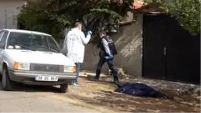 Kapı komşusu akrabalar arasında döner bıçaklı ve baltalı kavga: 1 ölü, 3 yaralı Kapı komşusu akrabalar arasında döner bıçaklı ve baltalı kavga: 1 ölü, 3 yaralı