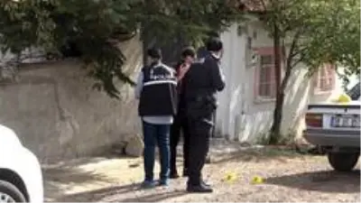 Kapı komşusu akrabalar arasında döner bıçaklı ve baltalı kavga: 1 ölü, 3 yaralı Kapı komşusu akrabalar arasında döner bıçaklı ve baltalı kavga: 1 ölü, 3 yaralı