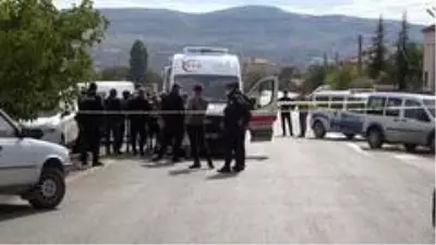 Kapı komşusu akrabalar arasında döner bıçaklı ve baltalı kavga: 1 ölü, 3 yaralı Kapı komşusu akrabalar arasında döner bıçaklı ve baltalı kavga: 1 ölü, 3 yaralı