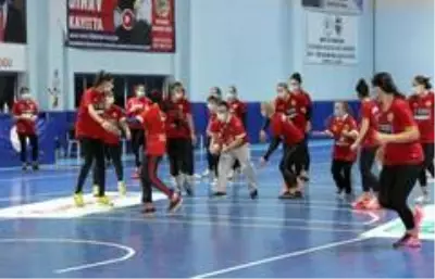 Kastamonu Belediyespor Hentbol Takımı, özel bireylerle maç yaptı Kastamonu Belediyespor Hentbol Takımı, özel bireylerle maç yaptı