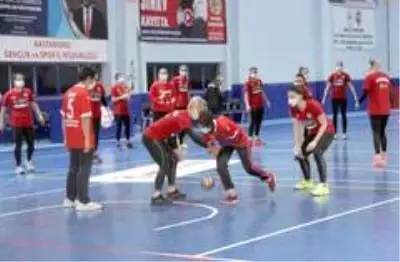 Kastamonu Belediyespor Hentbol Takımı, özel bireylerle maç yaptı Kastamonu Belediyespor Hentbol Takımı, özel bireylerle maç yaptı