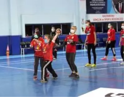 Kastamonu Belediyespor Hentbol Takımı, özel bireylerle maç yaptı Kastamonu Belediyespor Hentbol Takımı, özel bireylerle maç yaptı