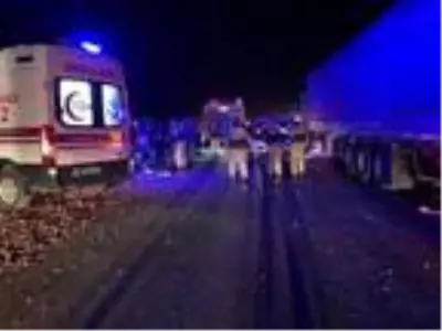 Kına gecesine gidenlerin cipi ile TIR çarpıştı: 3 ölü, 2 yaralı Kına gecesine gidenlerin cipi ile TIR çarpıştı: 3 ölü, 2 yaralı