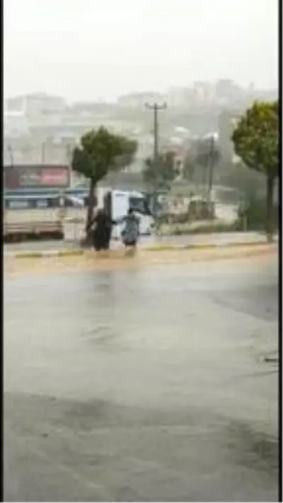 Kocaeli'de yağmur hayatı olumsuz etkiledi Kocaeli'de yağmur hayatı olumsuz etkiledi