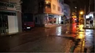 Kontrolden çıkan kamyonet yolda yürüyen genci böyle ezdi Kontrolden çıkan kamyonet yolda yürüyen genci böyle ezdi