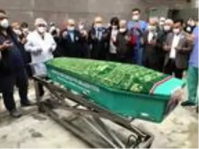 Koronavirüsten ölen sağlık memuru için hastane önünde tören düzenlendi Koronavirüsten ölen sağlık memuru için hastane önünde tören düzenlendi