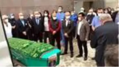 Koronavirüsten ölen sağlık memuru için hastane önünde tören düzenlendi Koronavirüsten ölen sağlık memuru için hastane önünde tören düzenlendi