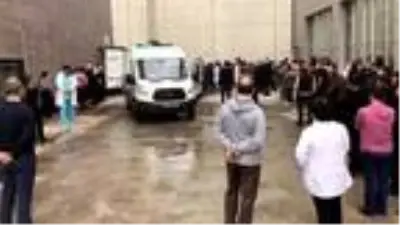 Koronavirüsten ölen sağlık memuru için hastane önünde tören düzenlendi Koronavirüsten ölen sağlık memuru için hastane önünde tören düzenlendi