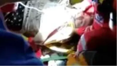 Enkaz altındaki küçük kızın kurtarılma anı kameralara yansıdı! Babasının sözleri herkesi duygulandırdı Enkaz altındaki küçük kızın kurtarılma anı kameralara yansıdı! Babasının sözleri herkesi duygulandırdı