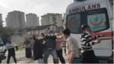 Küçükçekmece'de komşuların çatı malzemesi kavgası Küçükçekmece'de komşuların çatı malzemesi kavgası