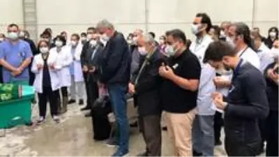 Koronadan ölen hastane çalışanına hüzünlü veda Koronadan ölen hastane çalışanına hüzünlü veda