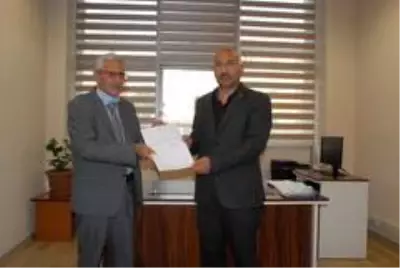 MHP Van İl Başkanı Güngöralp mazbatasını aldı MHP Van İl Başkanı Güngöralp mazbatasını aldı