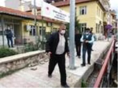 Ölen 6 kuzusunu, İlçe Tarım Müdürlüğü önüne bıraktı Ölen 6 kuzusunu, İlçe Tarım Müdürlüğü önüne bıraktı
