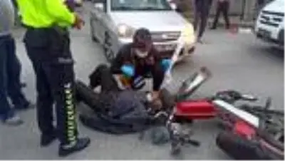 Otomobil ile motosiklet çarpıştı: 1 yaralı Otomobil ile motosiklet çarpıştı: 1 yaralı