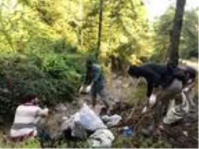 Rizeli gençler, derelerini çöplerden arındırdı Rizeli gençler, derelerini çöplerden arındırdı