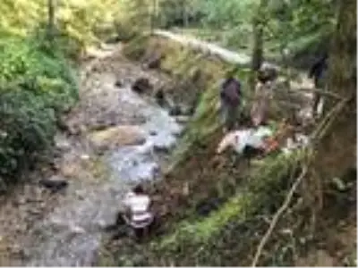 Rizeli gençler, derelerini çöplerden arındırdı Rizeli gençler, derelerini çöplerden arındırdı