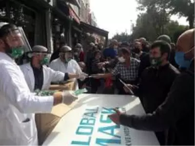 Bedava maske dağıtımı koronayı unutturdu Bedava maske dağıtımı koronayı unutturdu