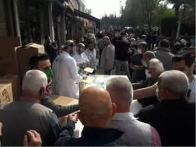 Bedava maske dağıtımı koronayı unutturdu Bedava maske dağıtımı koronayı unutturdu