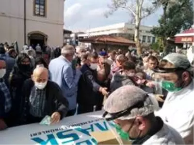 Bedava maske dağıtımı koronayı unutturdu Bedava maske dağıtımı koronayı unutturdu