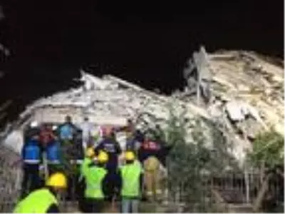 Somalı madenciler eylemi bırakıp yardım için İzmir'e geldi Somalı madenciler eylemi bırakıp yardım için İzmir'e geldi